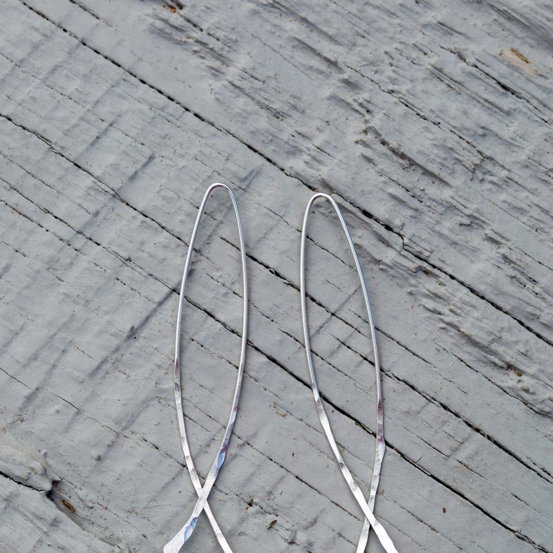 A Blonde And Her Bag Fishtail Hammered Wire Earring In Grey