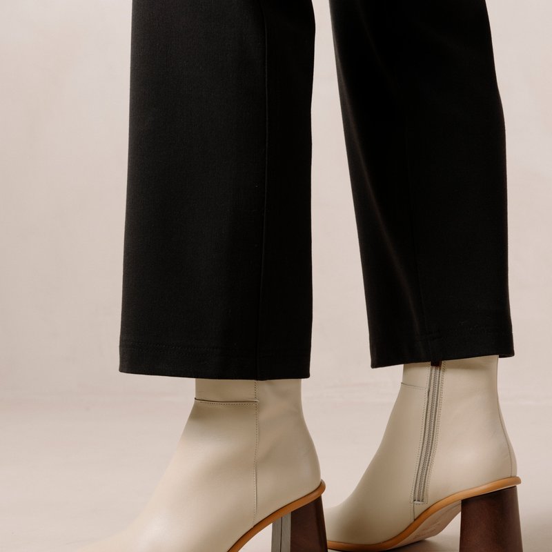 Alohas West Leather Boots In White
