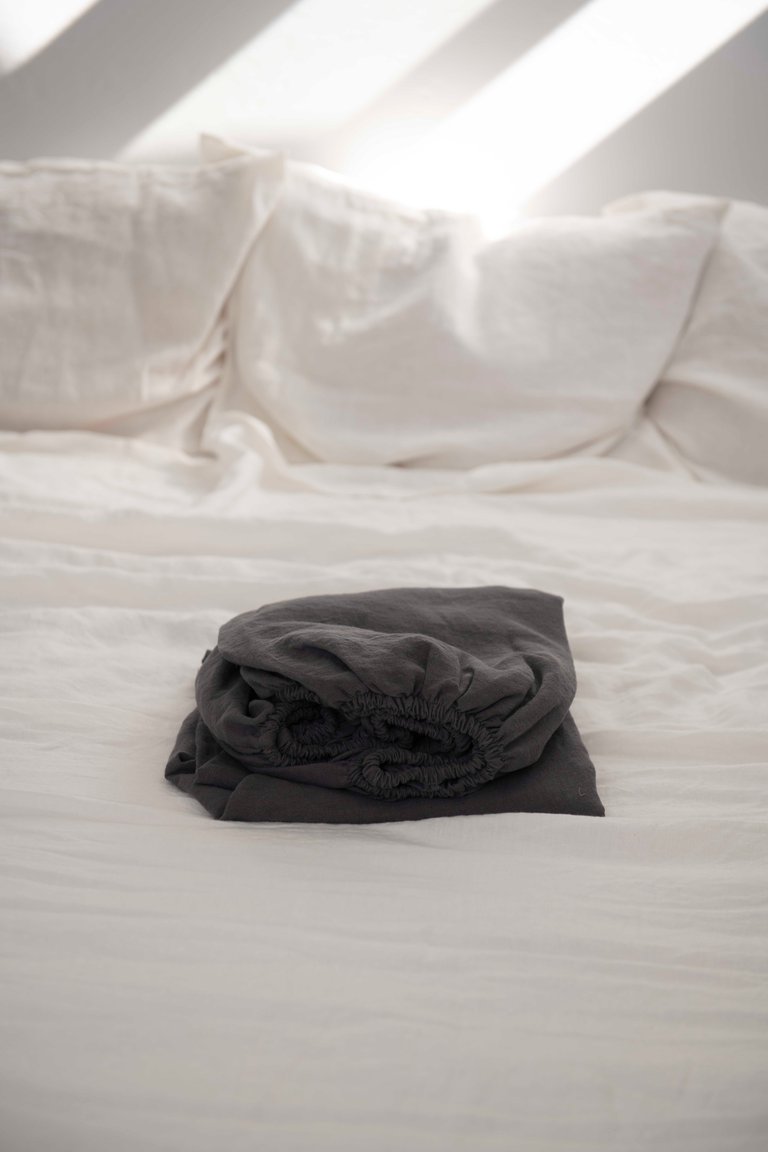 Linen fitted sheet in Charcoal - Charcoal
