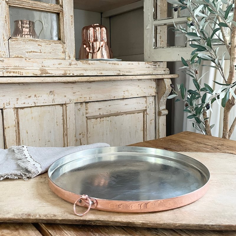 Coppermill Kitchen Vintage Inspired Round Baking Tray In Pink