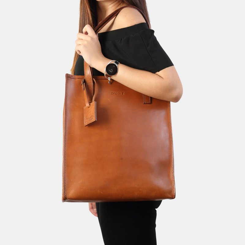 Shop The Dust Company Mod 105 Tote In Cuoio Brown