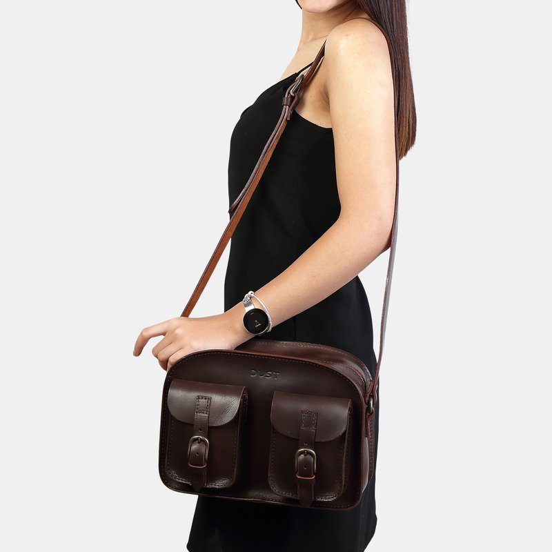 Shop The Dust Company Mod 133 Messenger Bag In Cuoio Havana In Brown