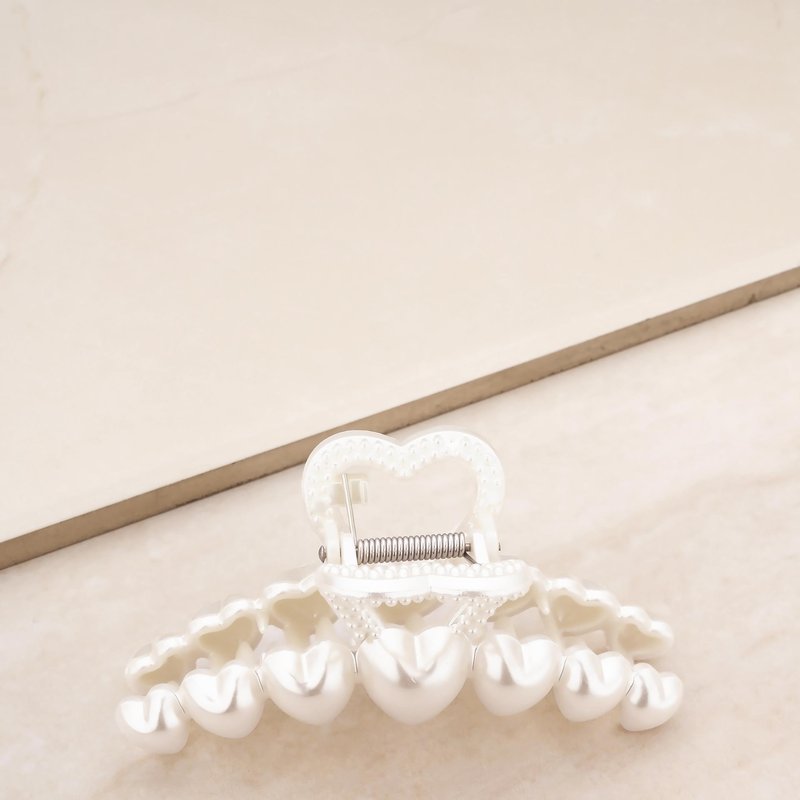Ettika Multi-heart Pearl Claw Clip In White