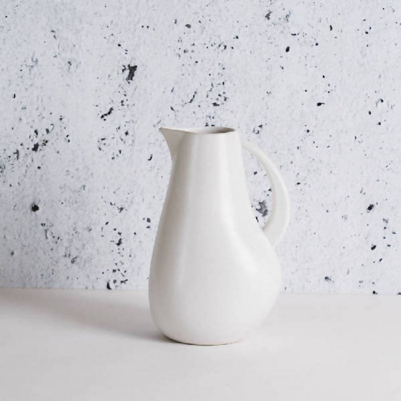 Shop Gharyan Stoneware Stoneware Pitcher | Kuduo 64 oz In White