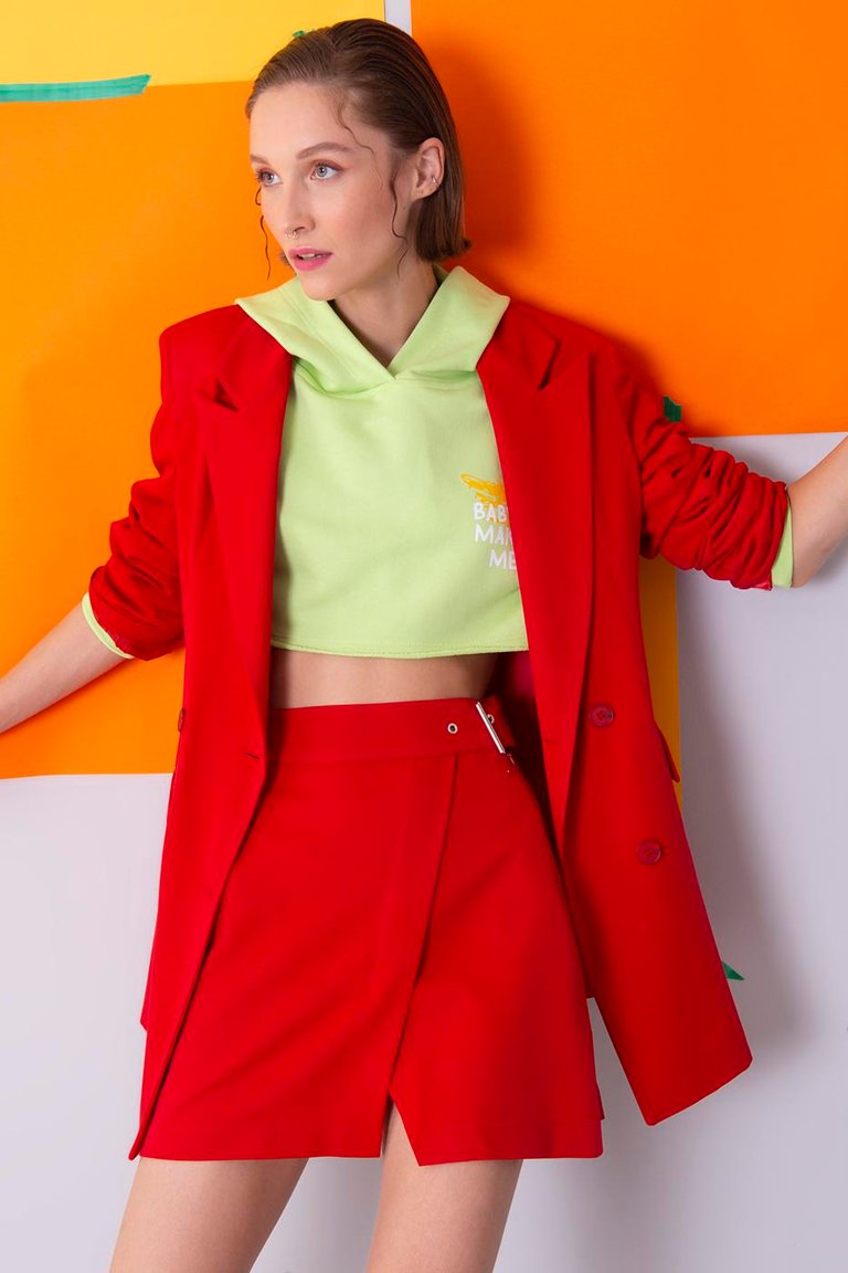 Are you wondering how to wear a red blazer to get a chic, sophisticated look without making it look too formal? If so, check out these stylish red blazer outfits!