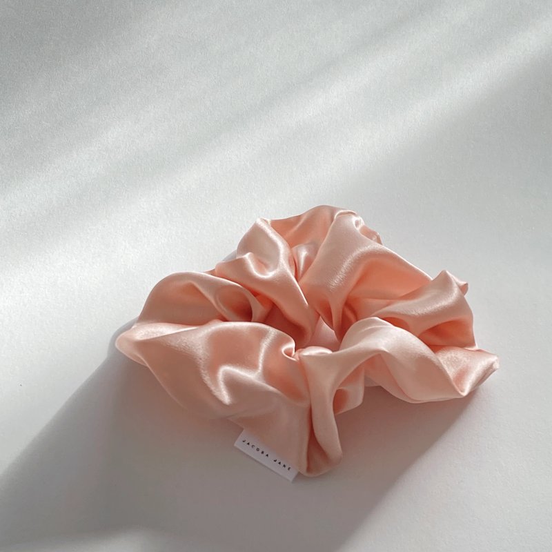Jacoba Jane Silk Charmeuse Scrunchie In Pink