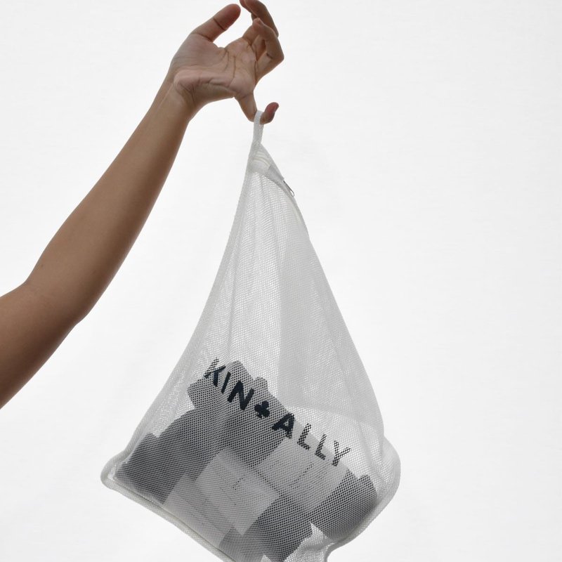 Kin + Ally Handy Wash Bag In White