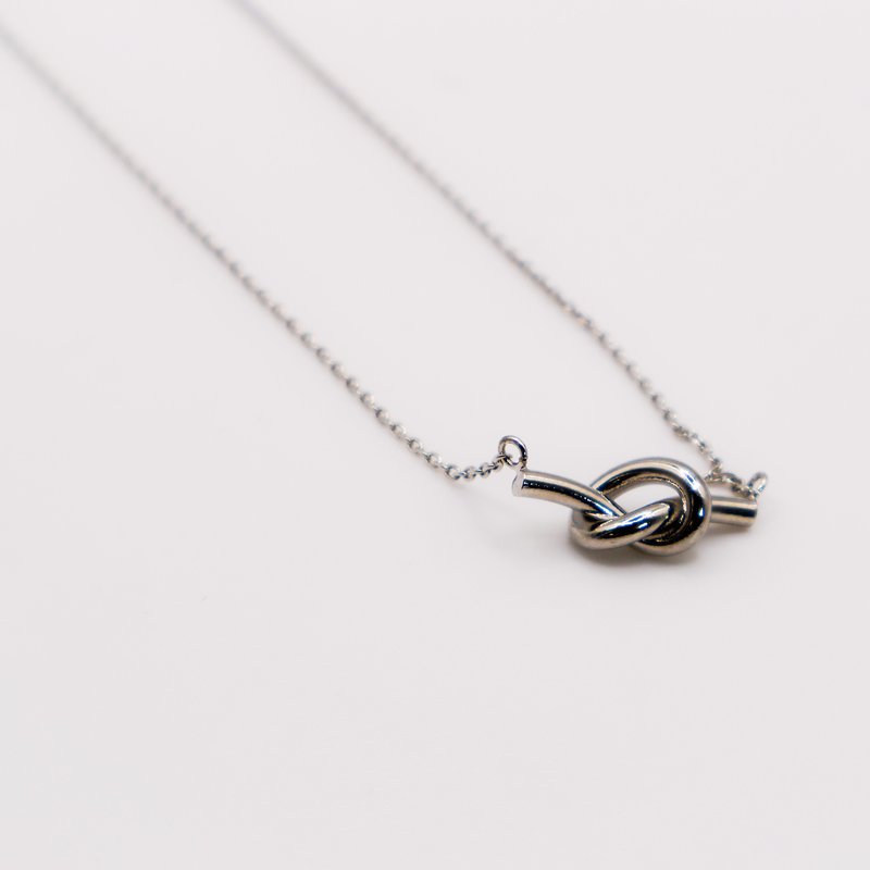 Le Réussi Eternal Knot Silver Necklace In Metallic