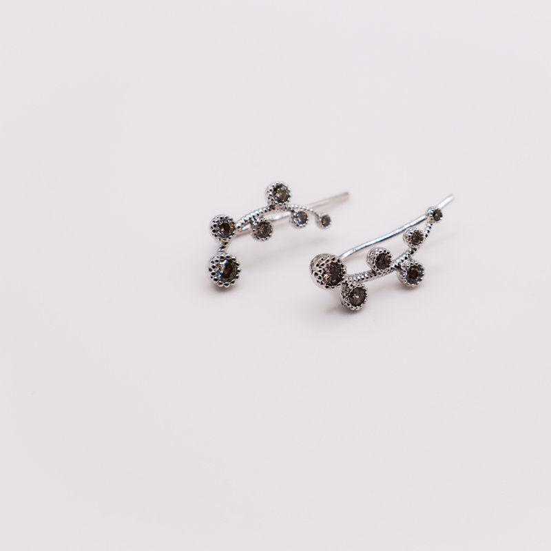 Le Réussi Floral Whispers White Gold Earrings In Black