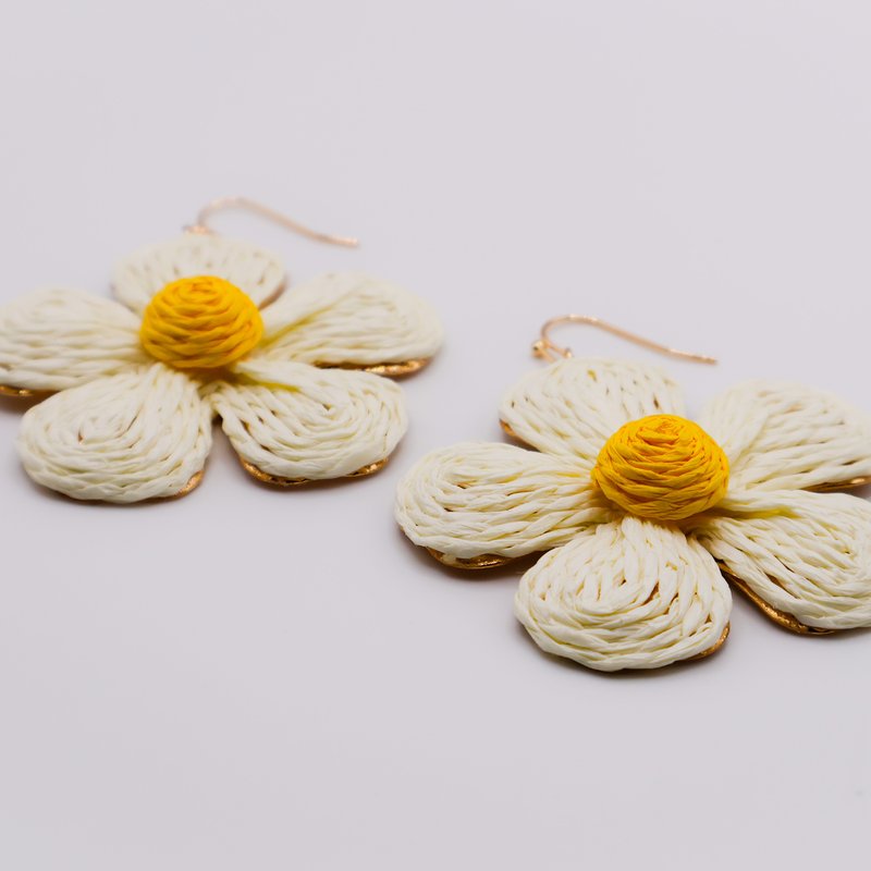 Le Réussi Golden Blooms Straw Earrings In White
