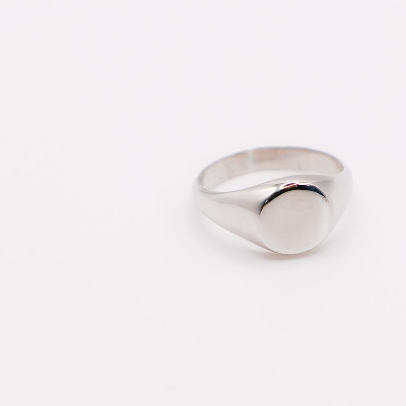 Le Réussi Italian Oval Silver Ring In Gray