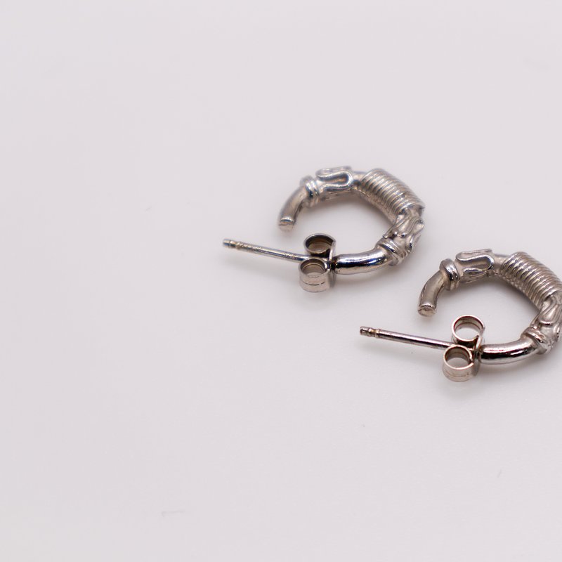 Le Réussi Italian Sterling Silver Petite Hoop Earrings In Metallic