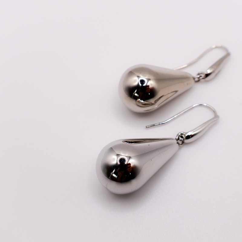 Le Réussi Sterling Silver Raindrop Elegance Earrings In Metallic