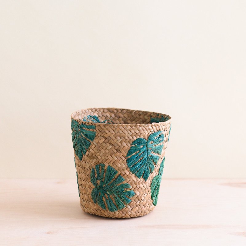Likha Monstera Embroidered Soft Seagrass Planter In Green
