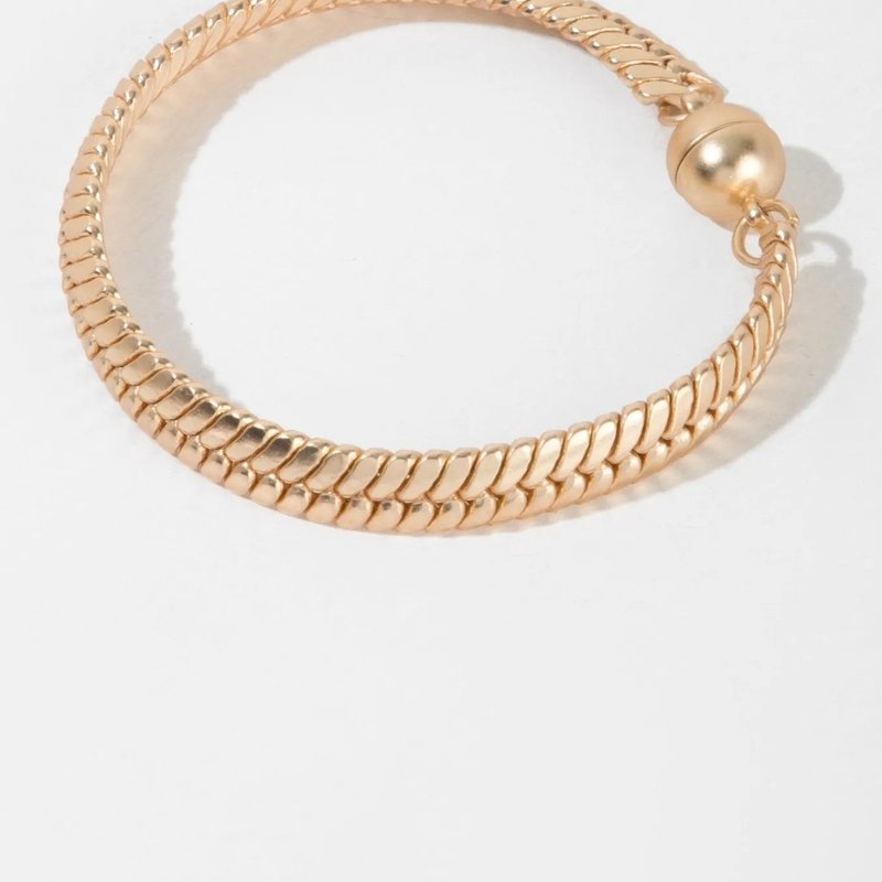 Saachi Style Herringbone Flat Chain Bracelet In Gold
