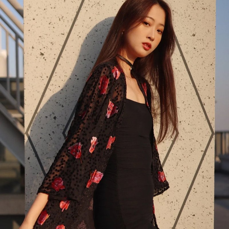 Saachi Style Night Rose Velvet Kimono In Black