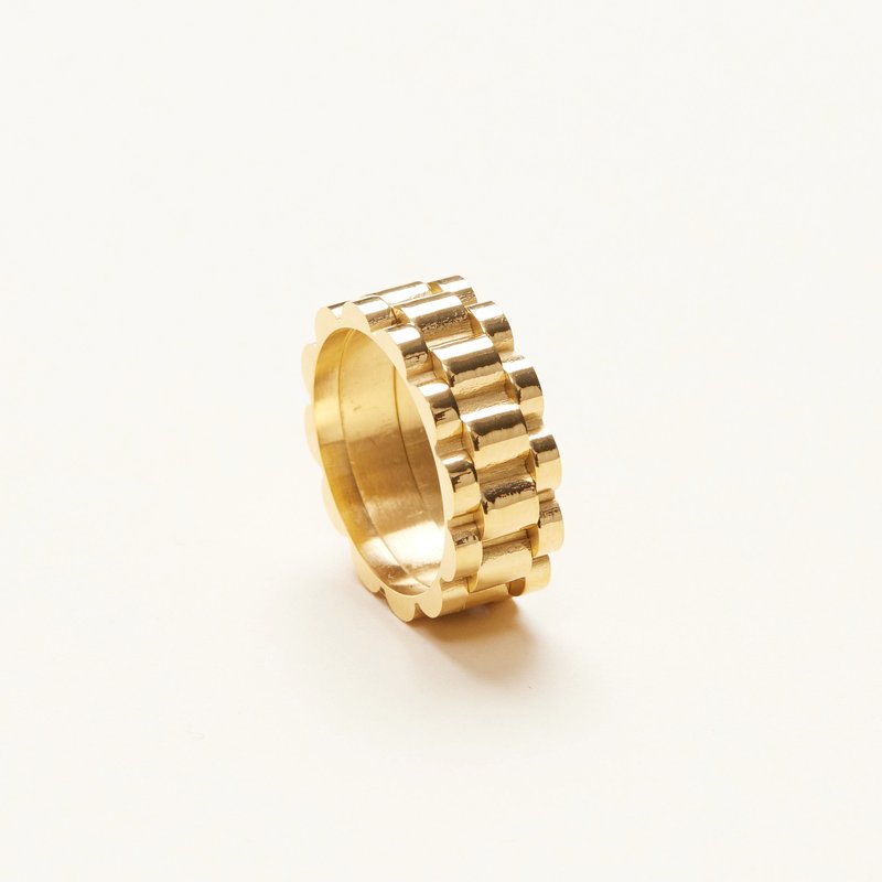 Shop Shapes Studio Belt Chain Ring In Gold