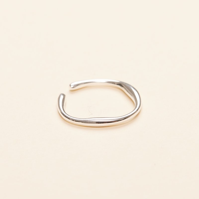 Shapes Studio Mobius Handcrafted Ring (sterling Silver) In Grey