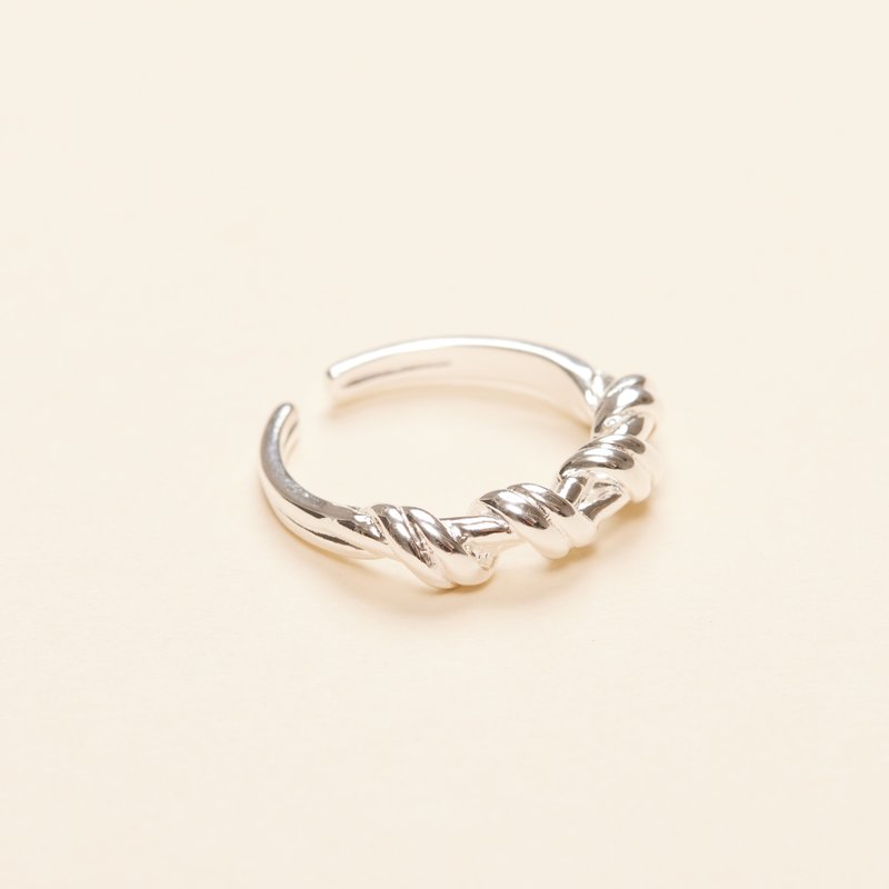 Shapes Studio Twist Knot Ring (sterling Silver) In Grey