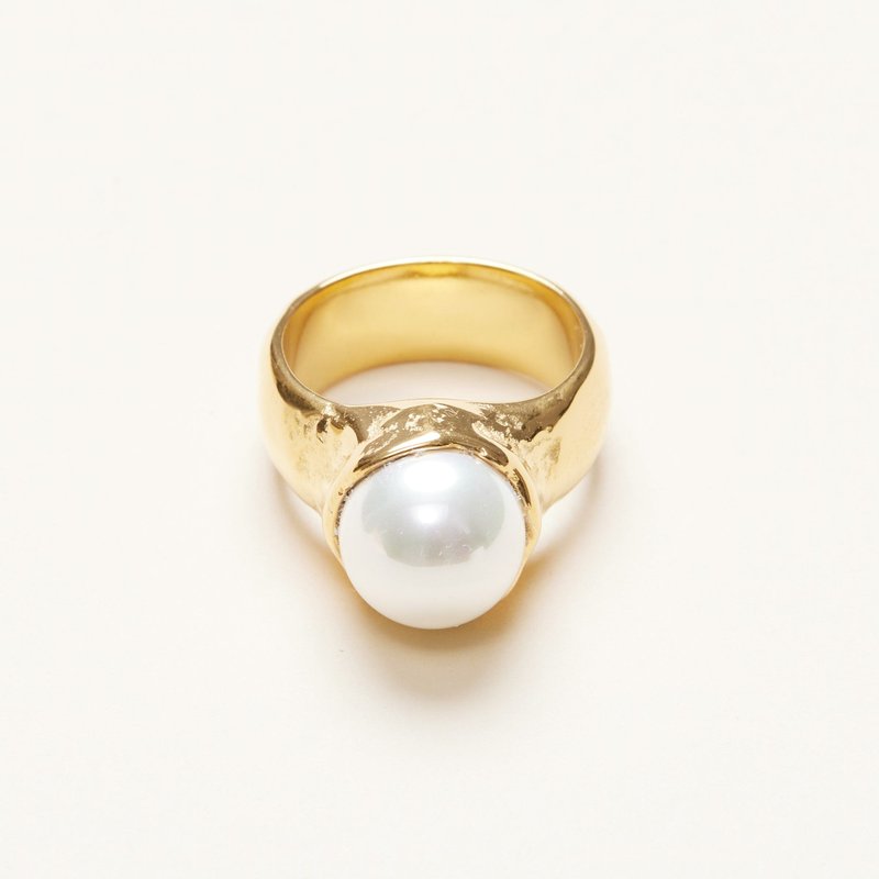 Shapes Studio Vintage Pearl Signet Ring In Gold