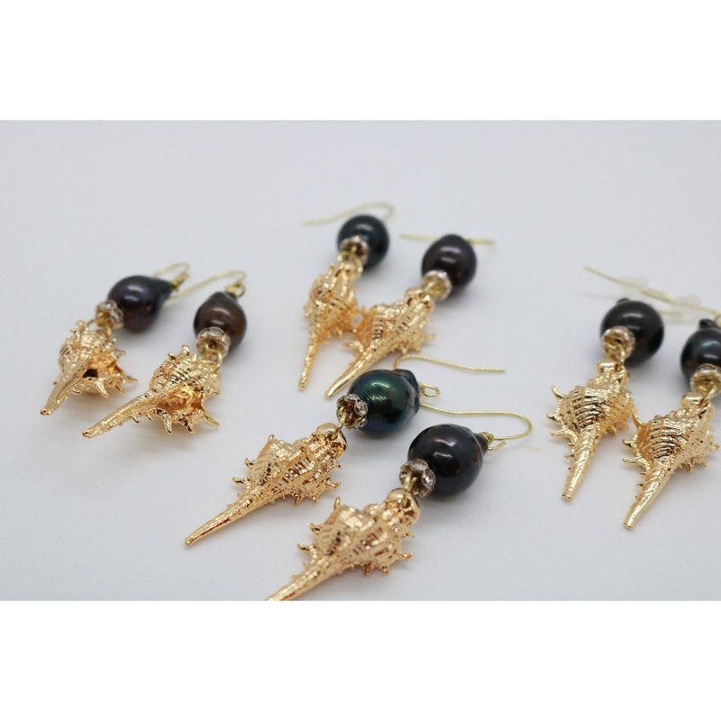 Taylor Reese Black Pearl And Gold Shell Earrings