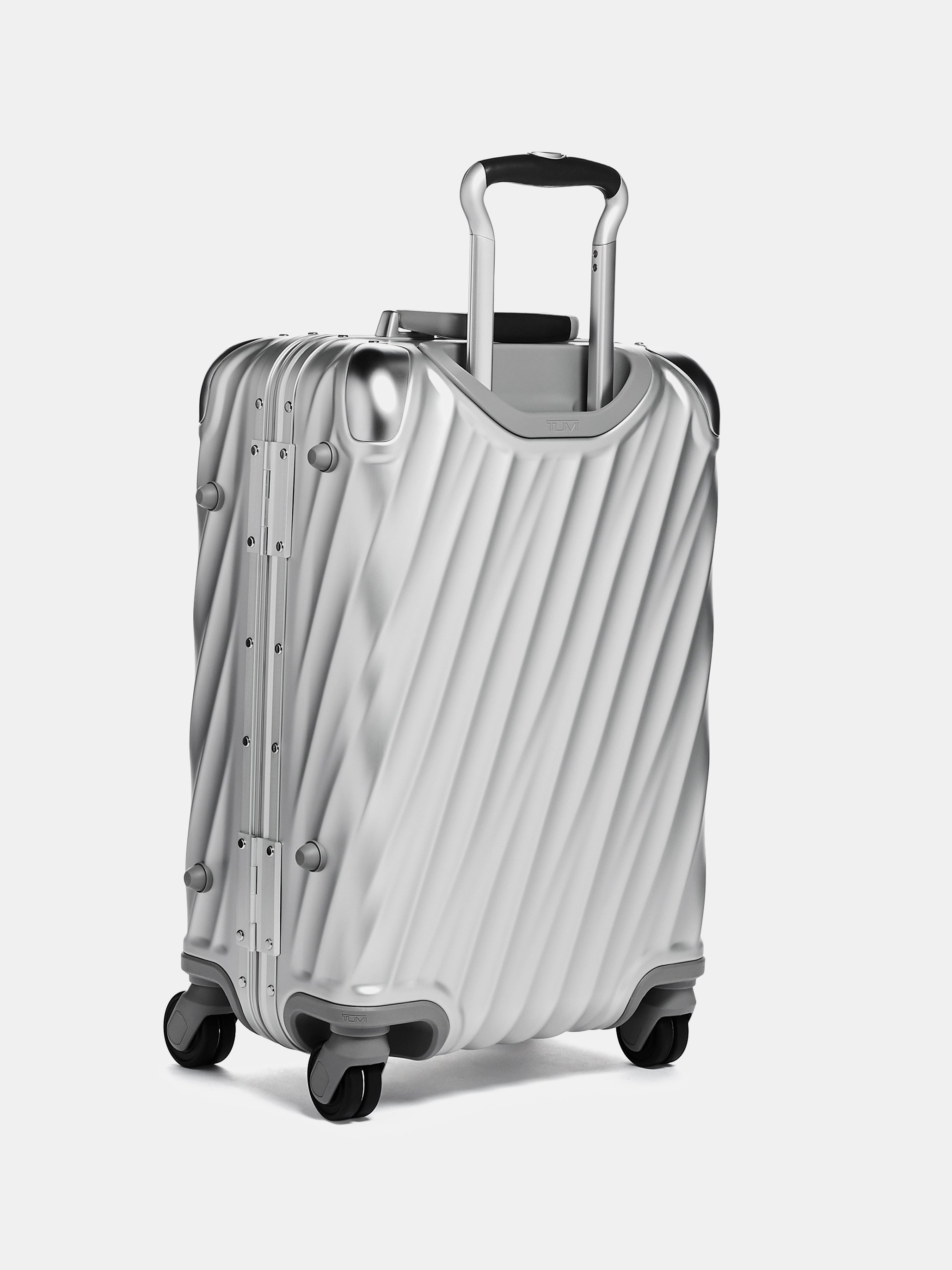 tumi international carry on dimensions